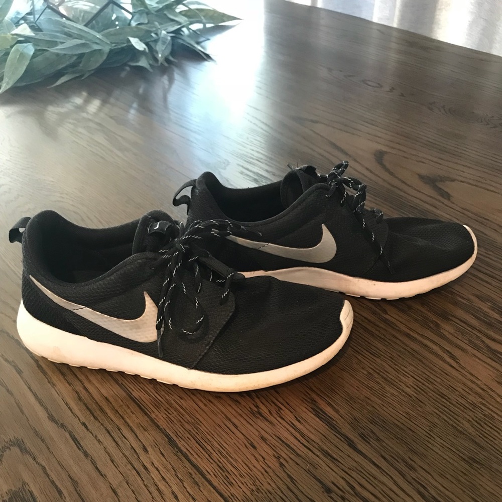 Black Nike Roshe